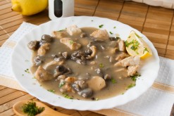 Пилешки късчета в гъбен сос